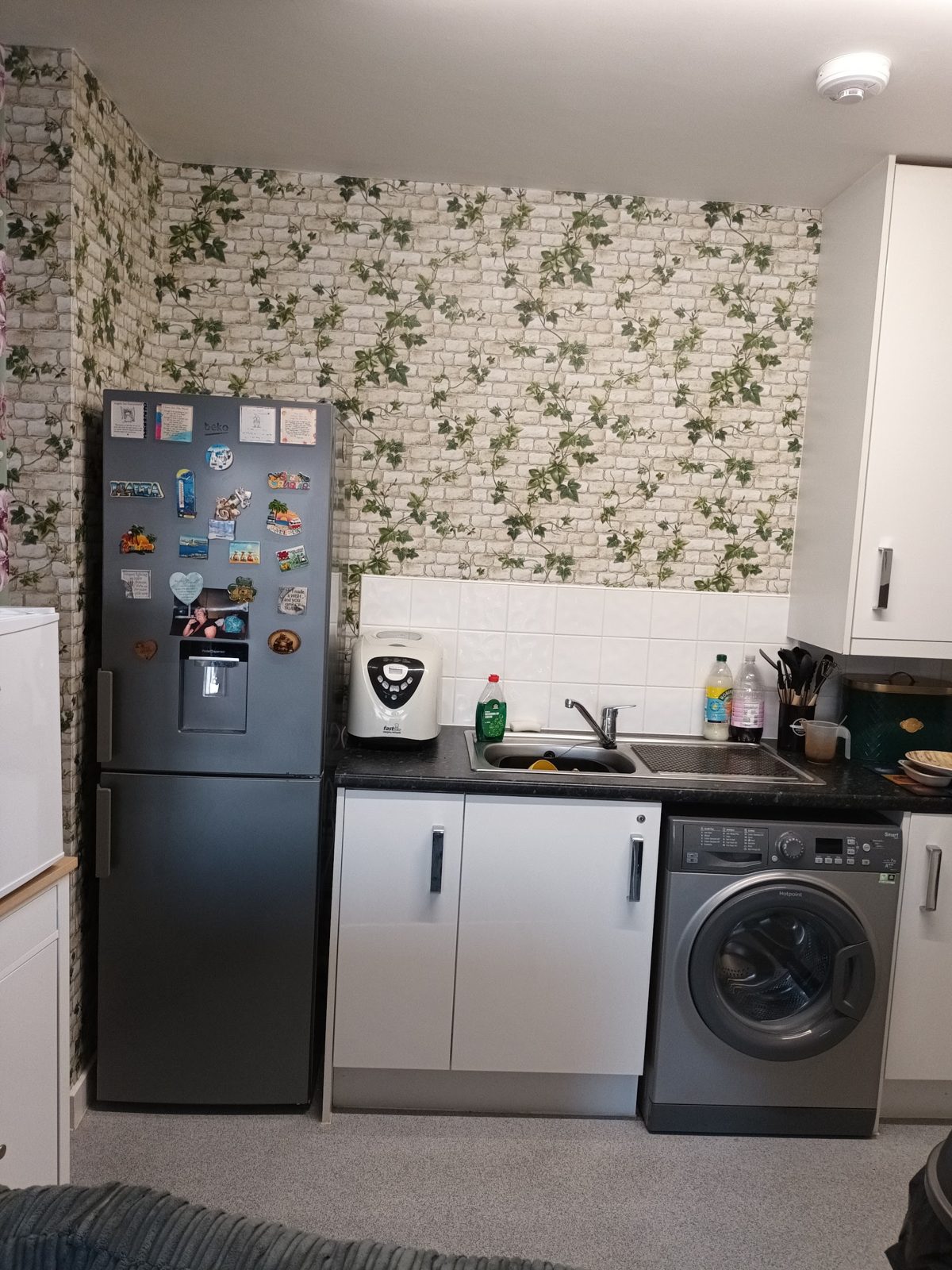 Kitchen with ivy and white brick effect wallpaper